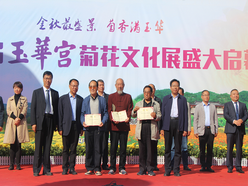 为名誉院长颁发聘书_副本.jpg